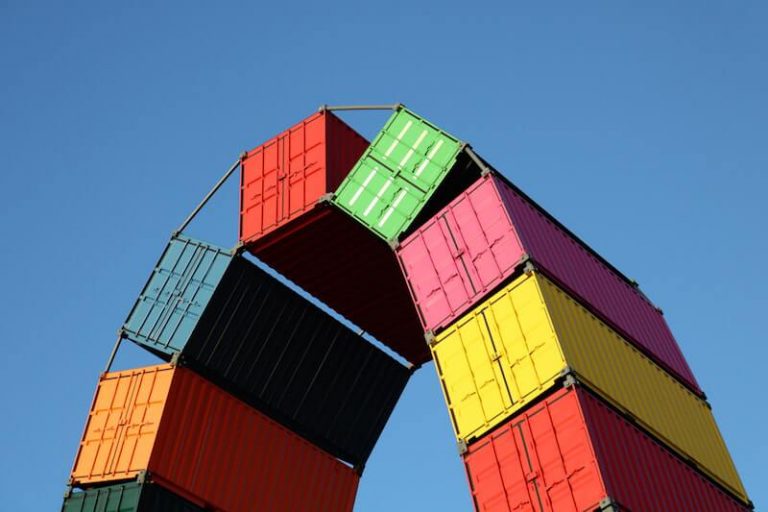 container maritime plusieurs couleurs